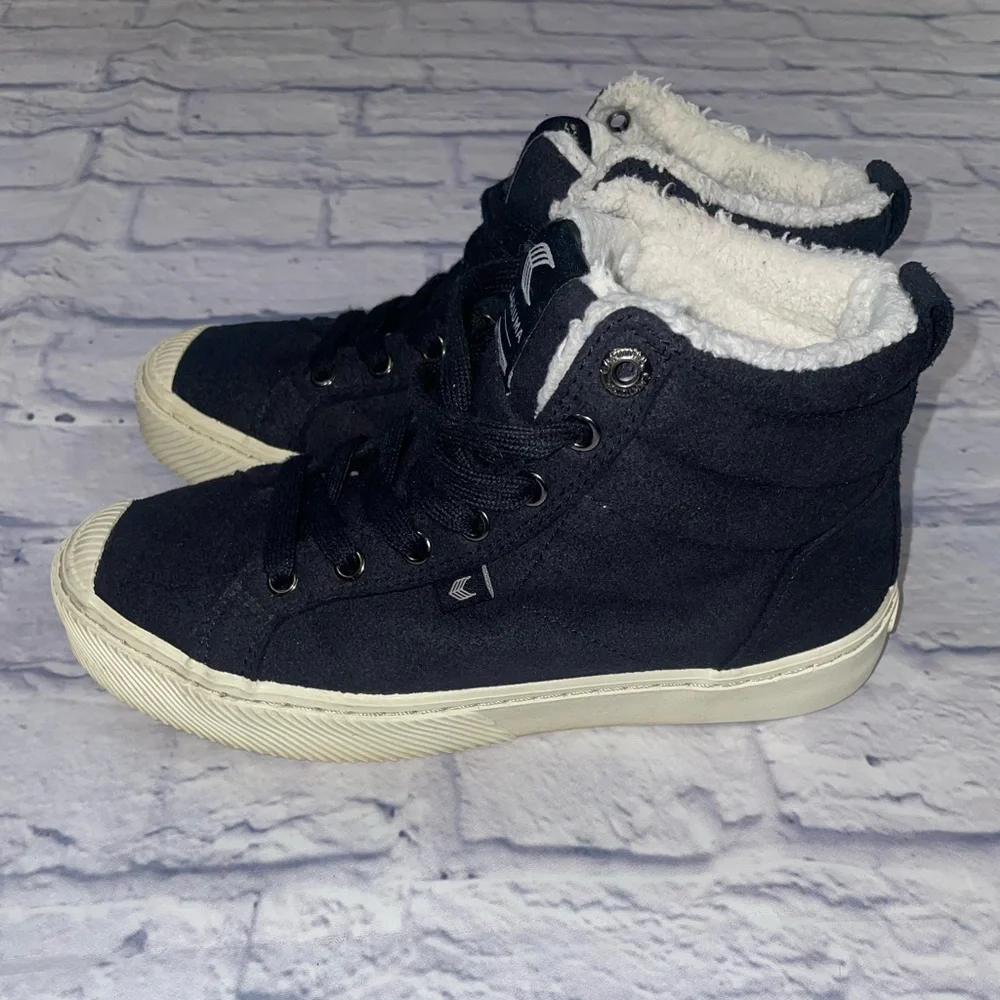 Cariuma OCA High Therma Size 6.5 Black Vegan Suede Boots